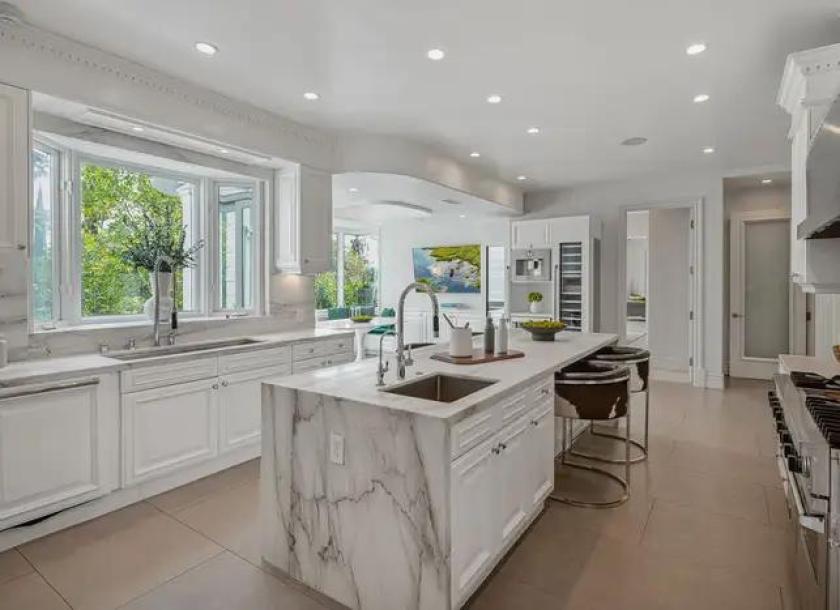 402 Doheny Rd, Beverly Hills, CA 90210-9