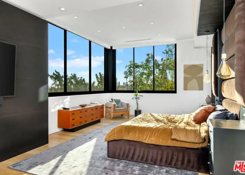 1317 Londonderry Pl, Los Angeles, CA 90069-10