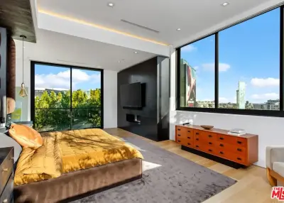 1317 Londonderry Pl, Los Angeles, CA 90069