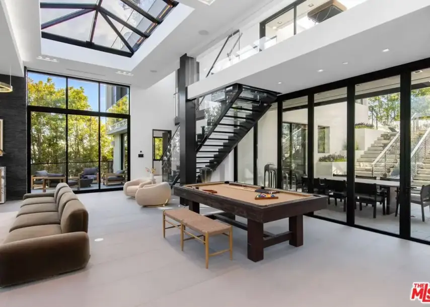 1317 Londonderry Pl, Los Angeles, CA 90069-3