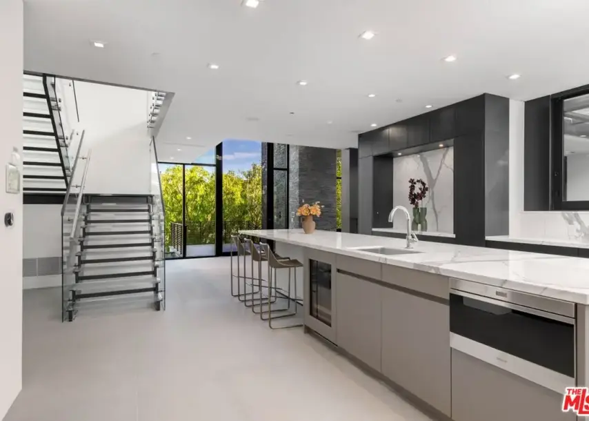 1317 Londonderry Pl, Los Angeles, CA 90069-7